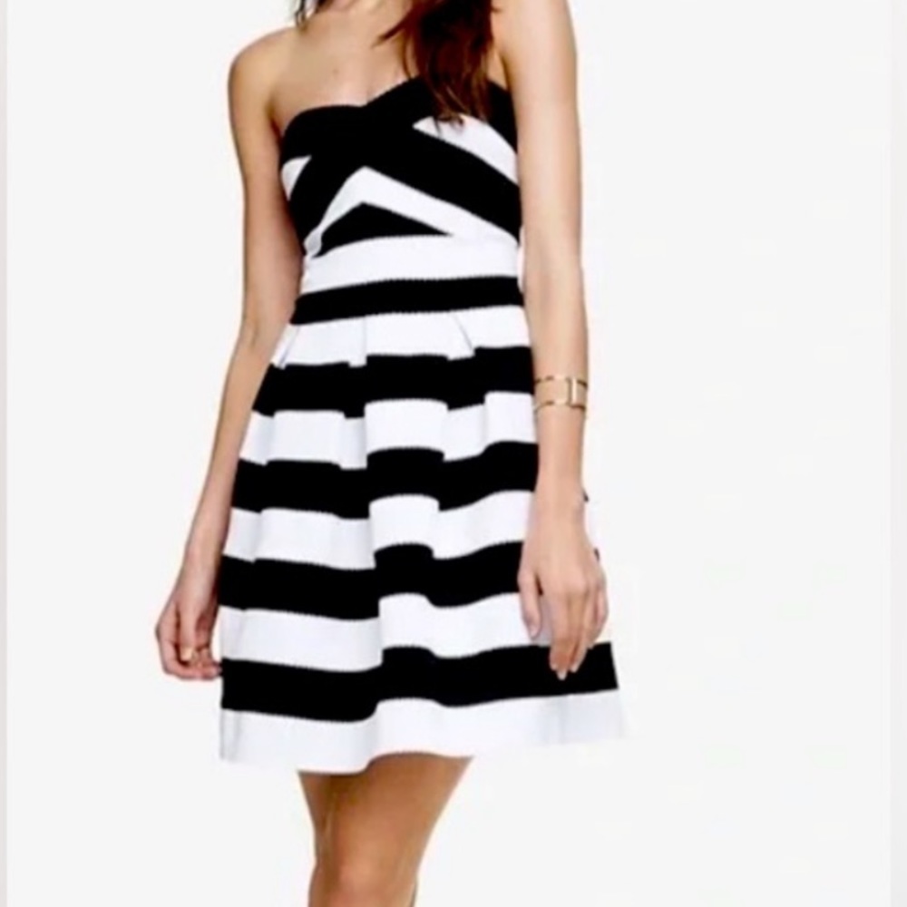 Express Black White Pleated Strapless A-Line
Dress. Size Small petite